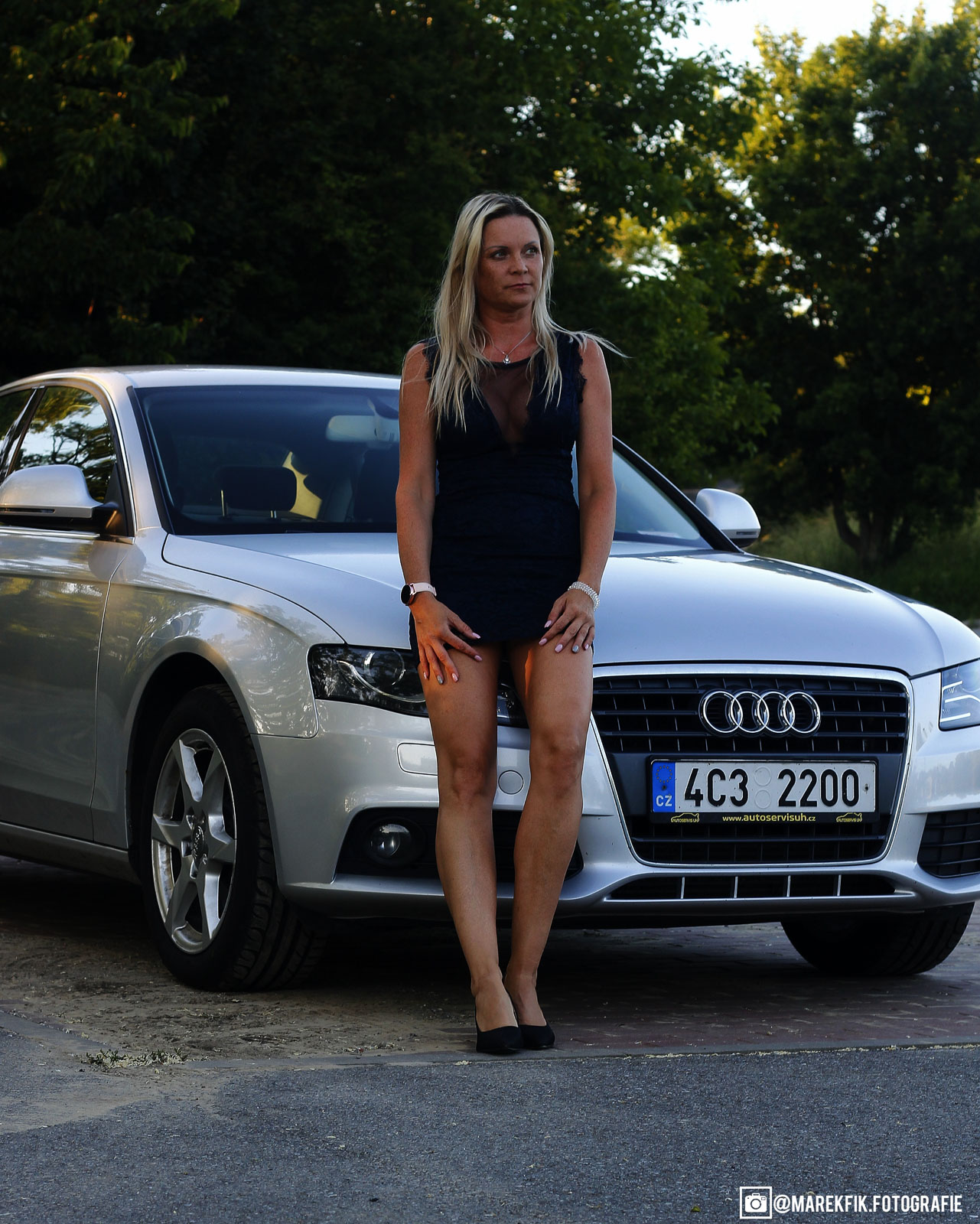 Portrét inspirovaný silou a krásou u auta - Marek Fík Fotografie