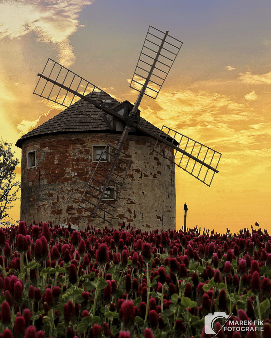 Západ slunce u větrného mlýnu