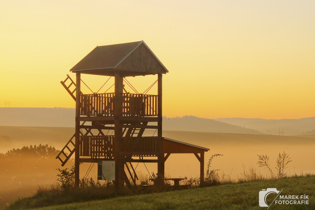 Rozhledna Lebedov při východu slunce